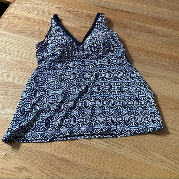 *Almost New* Swimsuits For All Black and White Tankini Top 16 - Picture 1 of 3